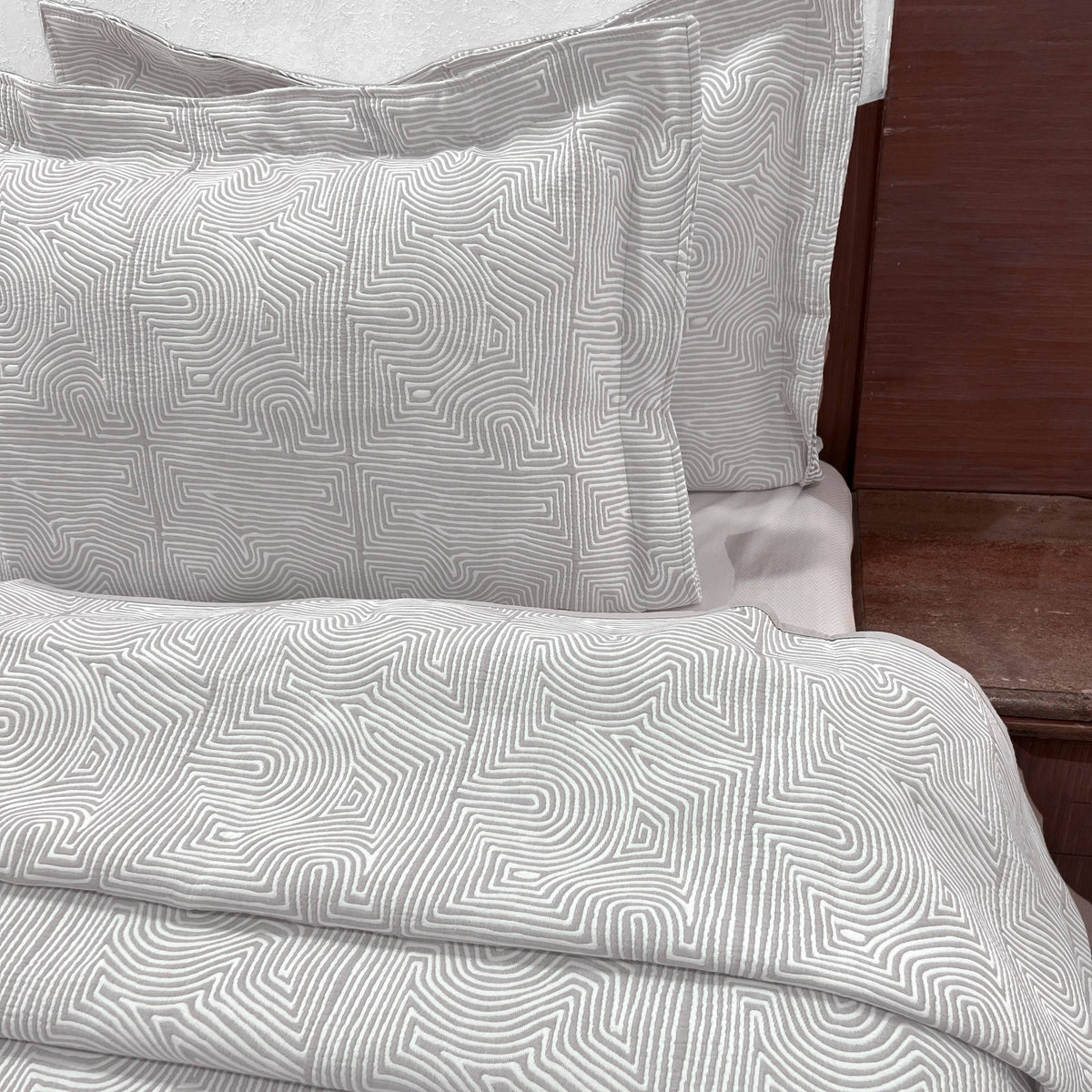 Egyptian Cotton King Bedcover With 2 Pillow Covers And Multipurpose Bag