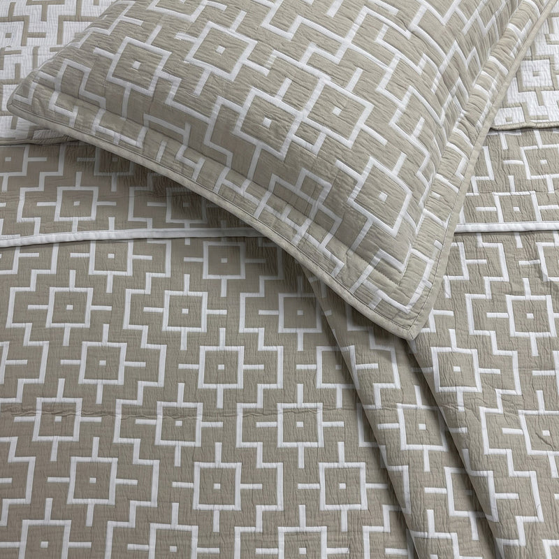 Egyptian Cotton King Bedcover With 2 Pillow Covers And Multipurpose Bag knitted texture detail