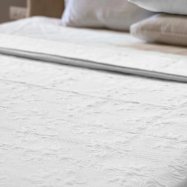 Sensation Quilted Bedcover cum AC comforter Set with 2 Pillow Covers.(White)