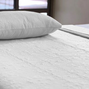 Sensation Quilted Bedcover cum AC comforter Set with 2 Pillow Covers.(White)