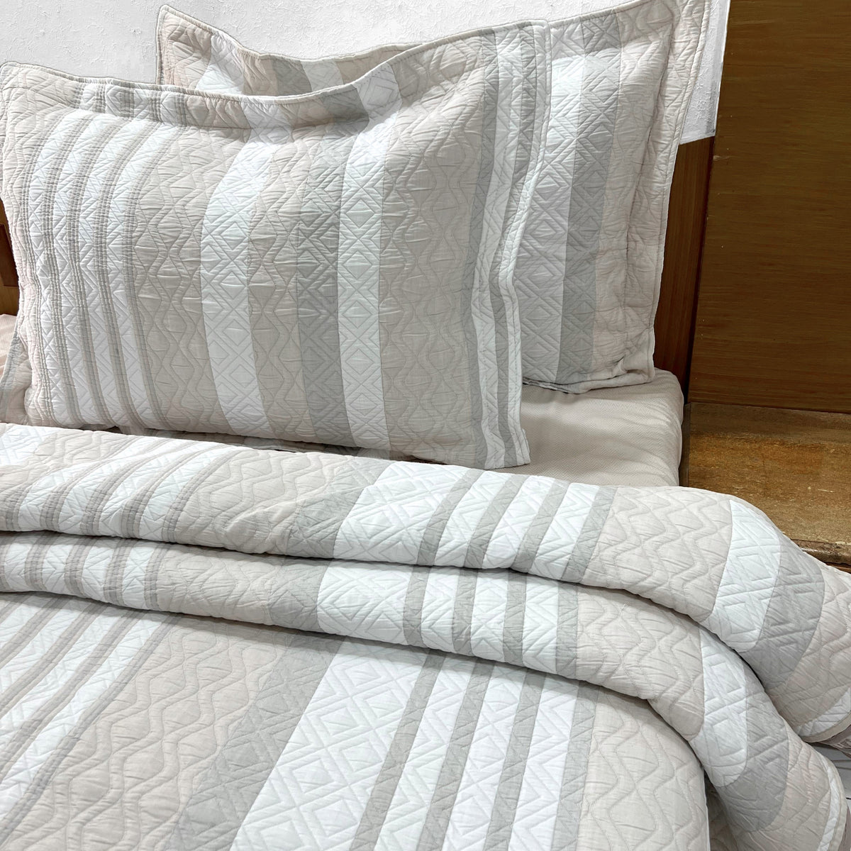 Egyptian Cotton King Bedcover With 2 Pillow Covers And Multipurpose Bag