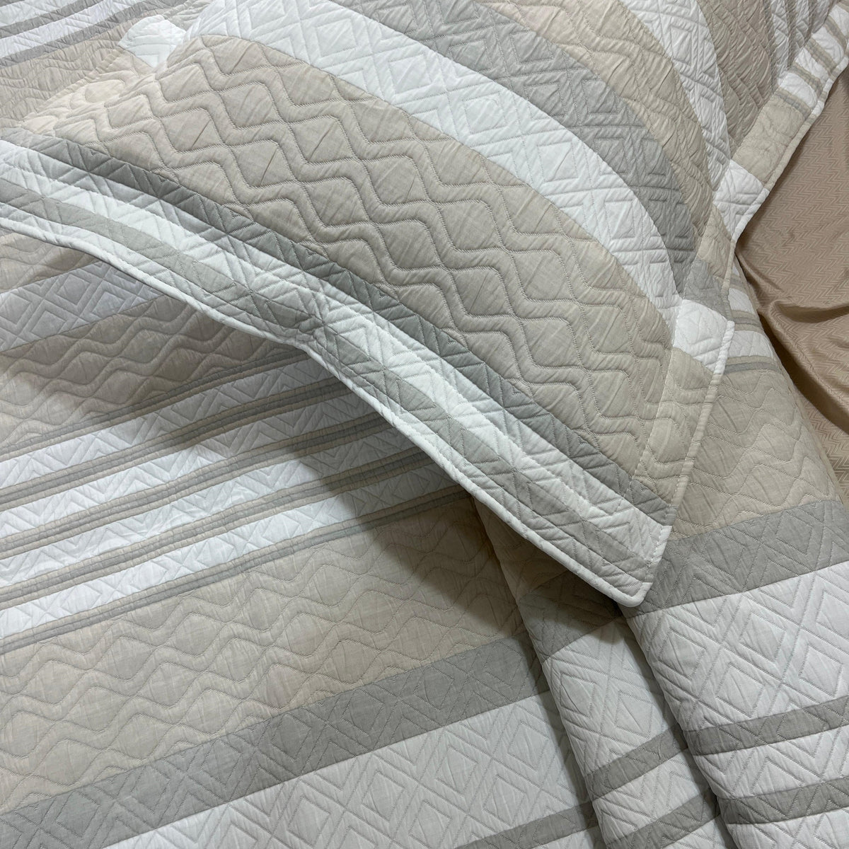 Egyptian Cotton King Bedcover With 2 Pillow Covers And Multipurpose Bag
